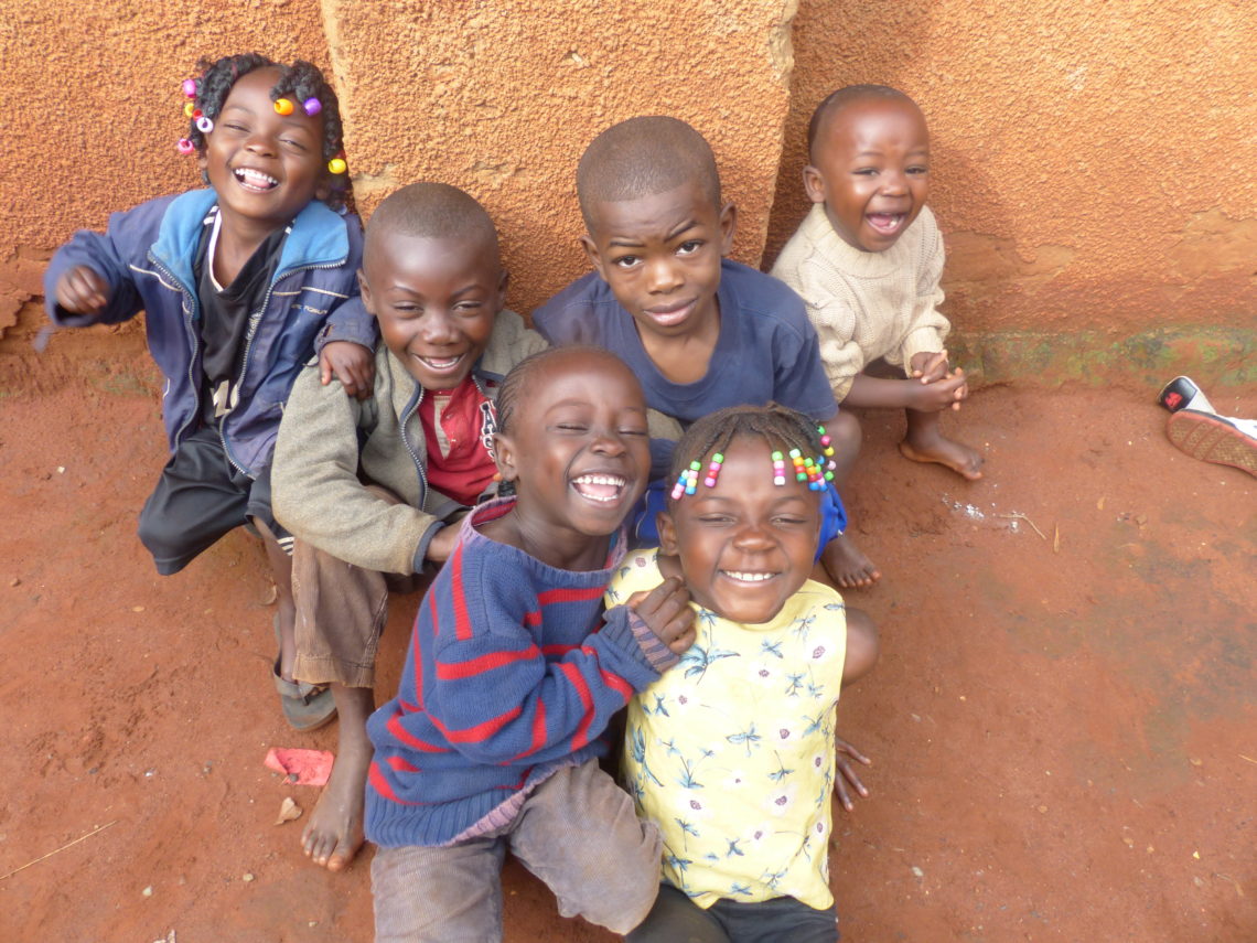 Mädchen und Jungen im Village Mutoto